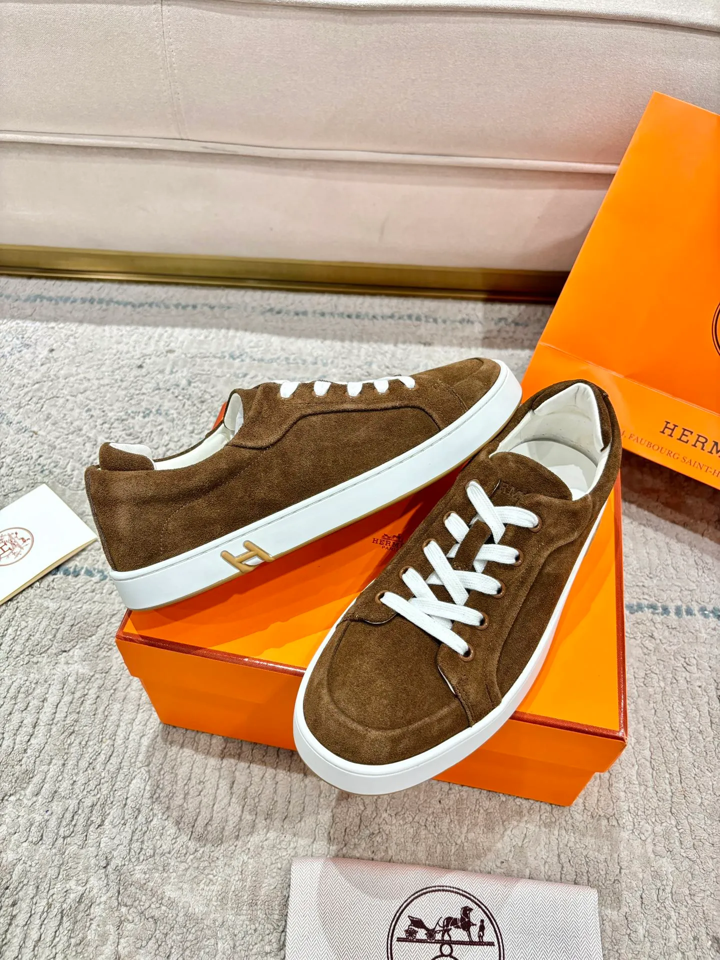 Factory direct sales p640🐘🐘Women's shoes Women's clothing Men's ➕10 Hermes·Hermès 2025ss new Lucky series men's leather loafers casual sports shoes for women Top version 🔝Original purchase, development and production👍🏻 This Hermès sports shoe is made of calfskin and suede goatskin, with iconic "H" details on the side, creating a dynamic and fashionable style. 💘 💜Material: original imported first-layer cowhide 💛Inner lining: original customized soft sheepskin 💚Sole: original molded non-slip TPU outsole ❤️Sole thickness: about 2.5cm 🤍Number of yards: 35-45👣 (40 for women and 45 for men, custom-made and non-refundable